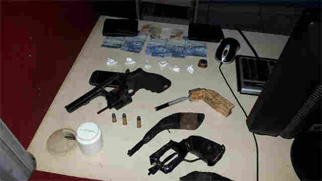 Quatro são presos após roubo de moto