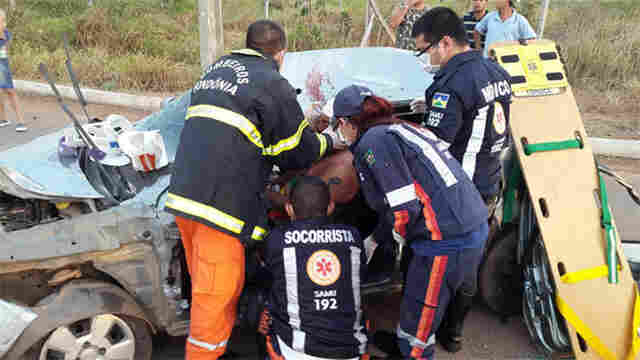 Motorista fica preso às ferragens na BR-364