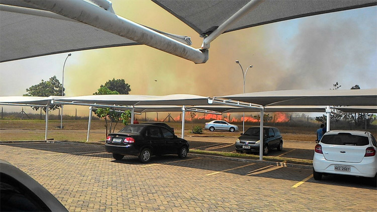 Área próxima ao Sipam no Espaço Alternativo em chamas
