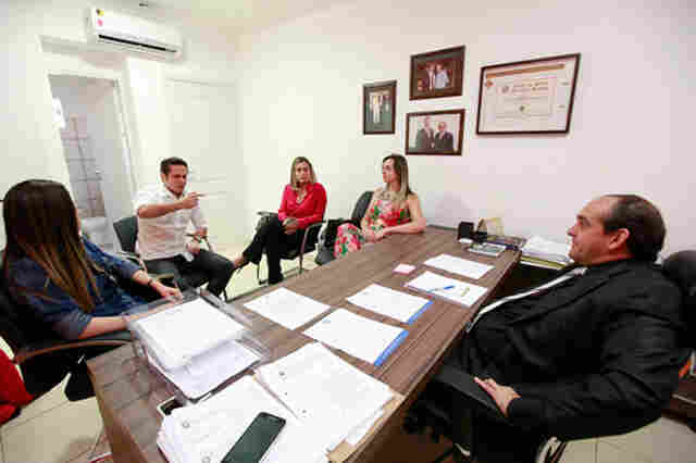 Laerte Gomes recebe médicos residentes que denunciam falta de pagamento