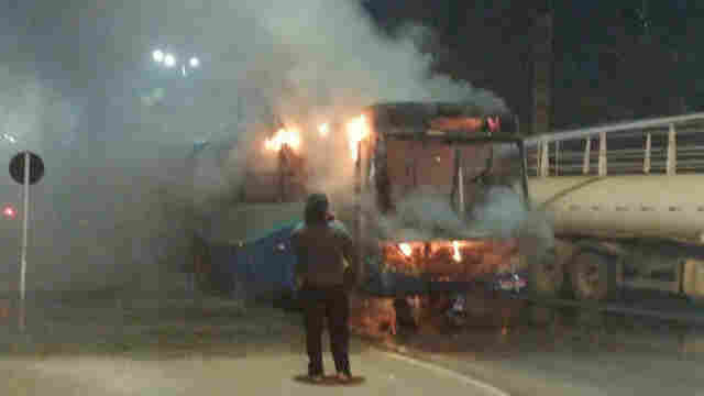 Ônibus pega fogo na Jorge Teixeira em Porto Velho
