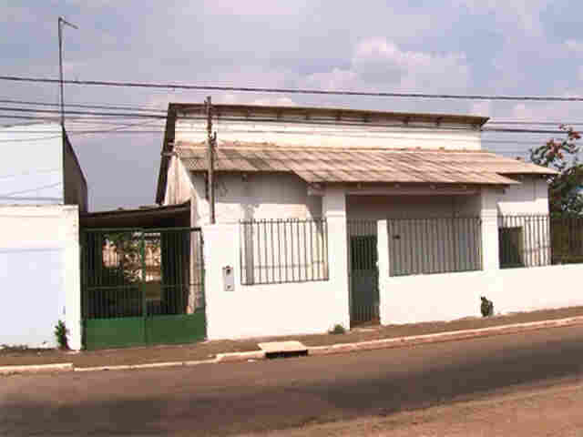 Moradores da Vila Ferroviária sofrem com o abandono