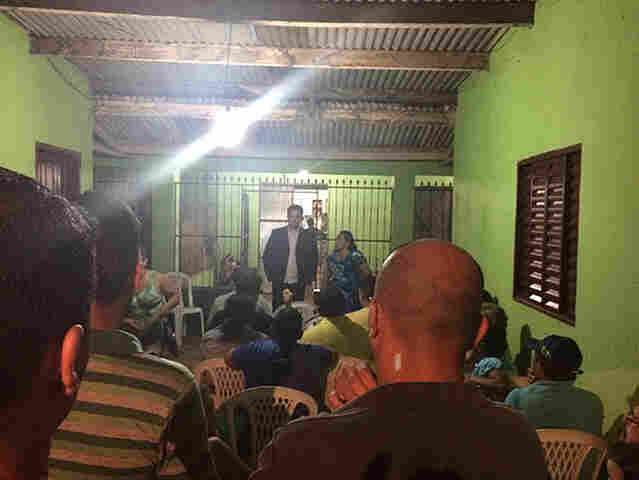 Léo Moraes participa de reunião com moradores do Bairro Caladinho