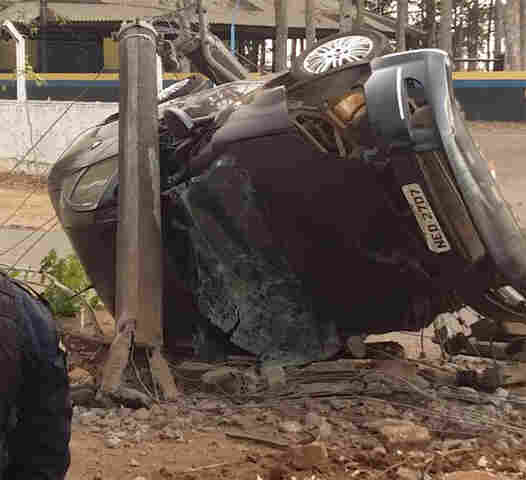 Homem rouba três veículos e destrói um em fuga espetacular