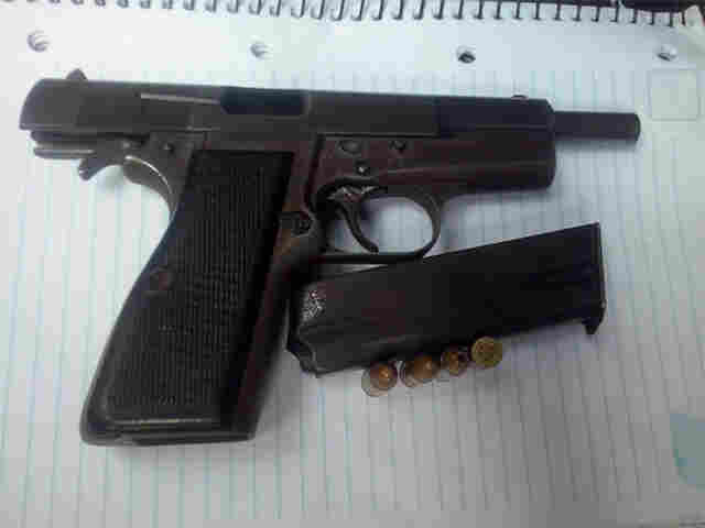 Dupla é presa com pistola .9mm na Capital