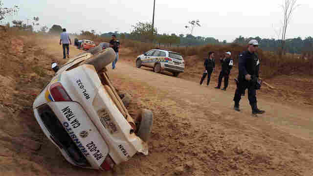 PM vai atender ocorrência e acaba capotando viatura na Estrada da Penal