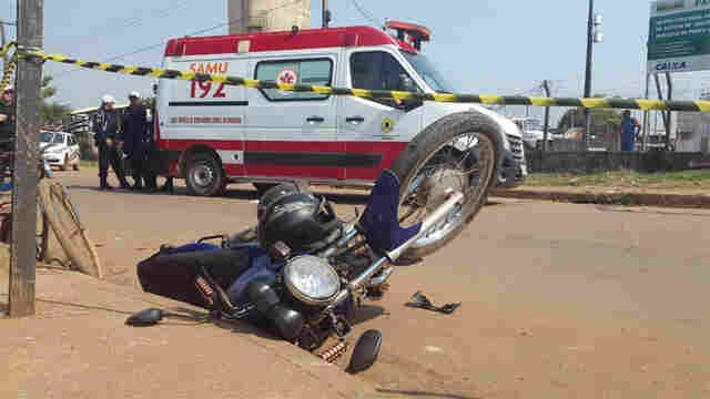 Acidente grave entre carro e moto deixa uma vítima fatal no bairro Tancredo Neves