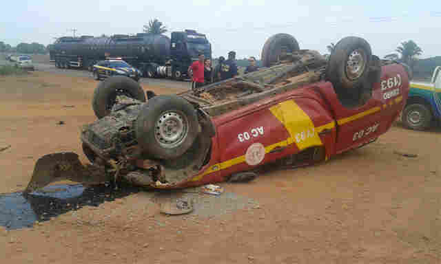 ACIDENTE DESTRÓI VIATURA DOS BOMBEIROS NA BR-364