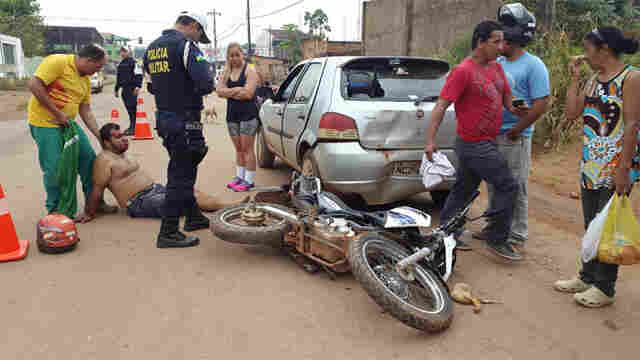 Motociclista bate em carro parado e sofre várias lesões