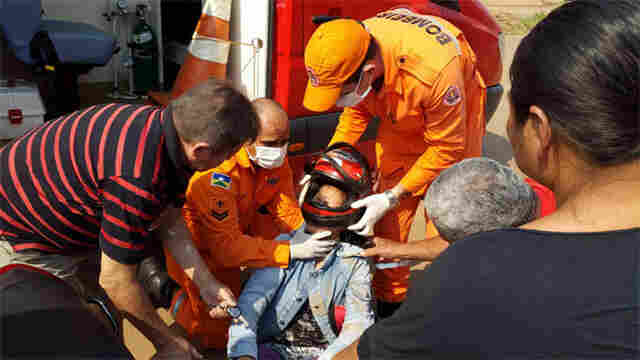 Acidente entre carro e moto deixa mulher ferida