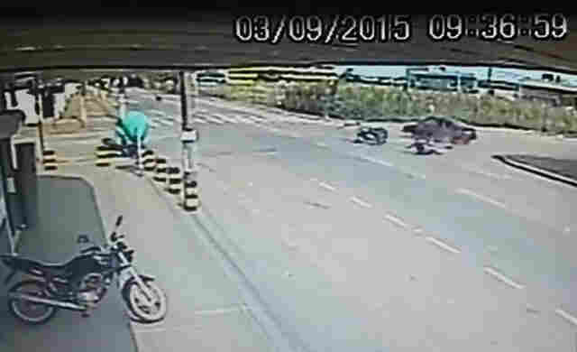 Câmeras filmam grave acidente entre moto e carro na Capital