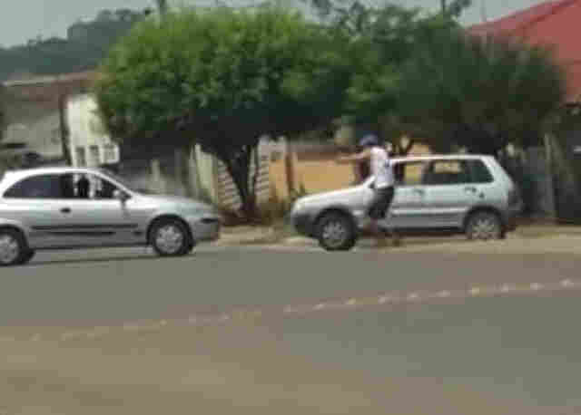 HOMEM APONTA ARMA PARA POLICIAL E ACABA BALEADO; Vídeo