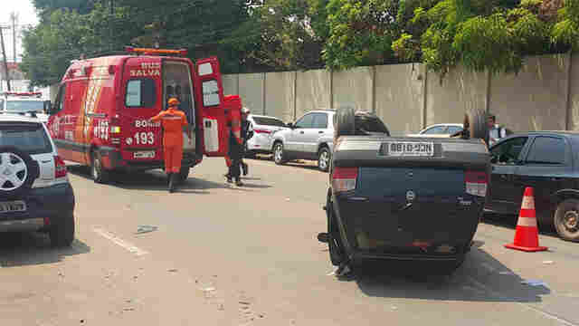 Motorista avança preferencial e causa capotamento