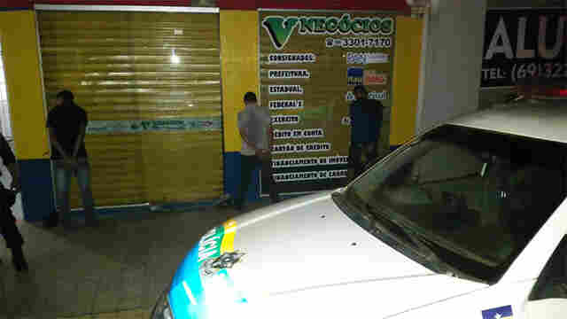 MOTOTAXISTA DENUNCIA E CRIMINOSOS SÃO FLAGRADOS DENTRO DE COMÉRCIO