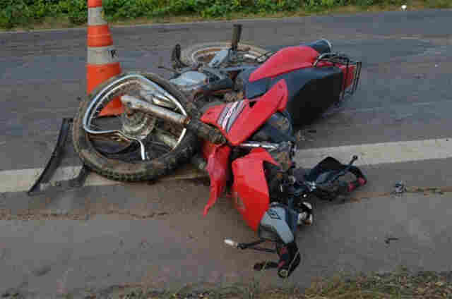 COLISÃO FRONTAL ENTRE MOTO E CARRO DEIXA UMA VÍTIMA FATAL NA BR-364
