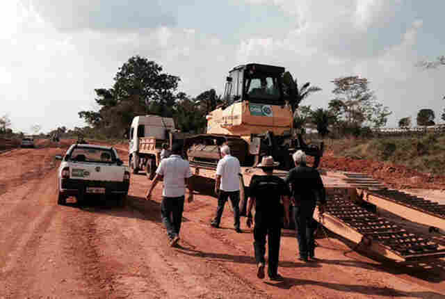 Airton Gurgacz acompanha chegada de novas máquinas para o Anel Viário