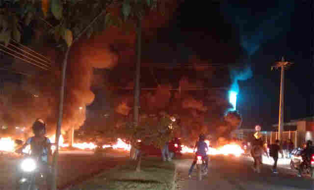 MORADORES PROTESTAM NAS PROXIMIDADES DE FACULDADE EM PORTO VELHO