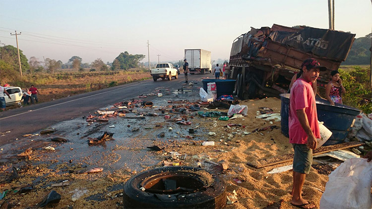 Colisão frontal entre caminhões deixa feridos
