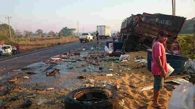 Colisão frontal entre caminhões deixa feridos