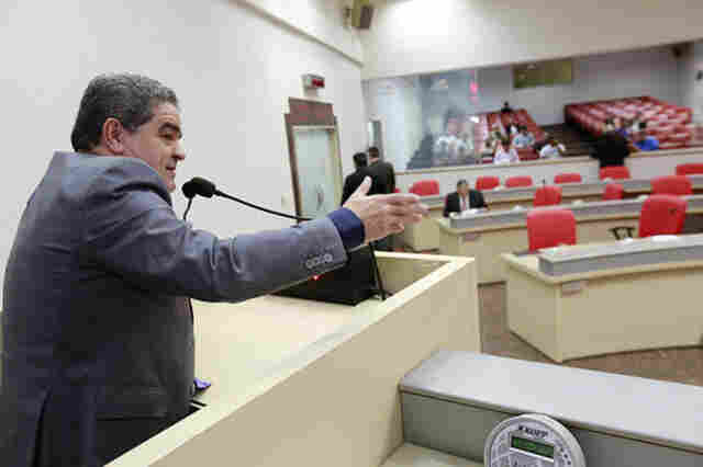 Aélcio da TV mostra problemas da escola Brasília