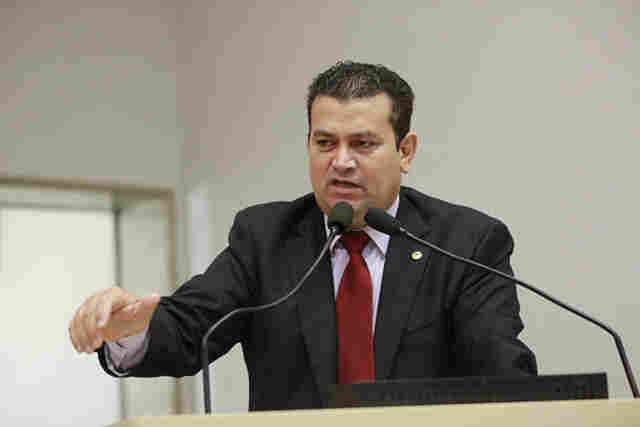 Ezequiel diz que apreensão de madeira do Estado não parou