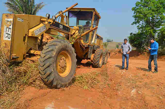 Prefeito Alex e deputado Marcelino conferem o inicio da recuperação de vicinais