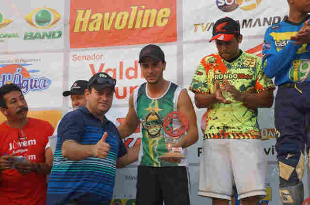 Ezequiel Prestigia abertura do campeonato estadual de Motocross em Machadinho