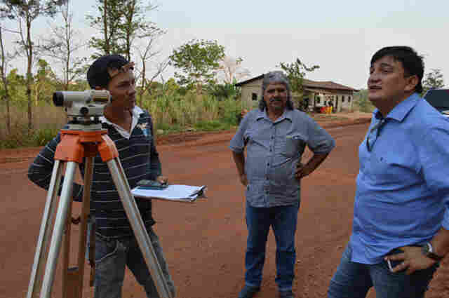 Cleiton Roque vistoria obra de pavimentação asfáltica em Chupinguaia