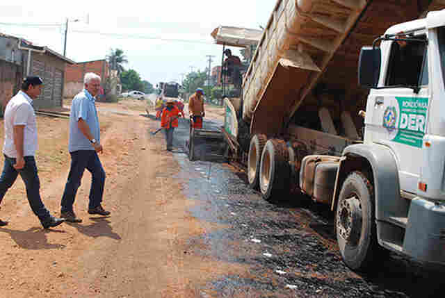 Airton Gurgacz vistoria serviço de pavimentação em Ji-Paraná