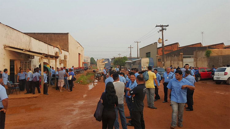 Sem salários, trabalhadores de empresa de transporte paralisam atividades