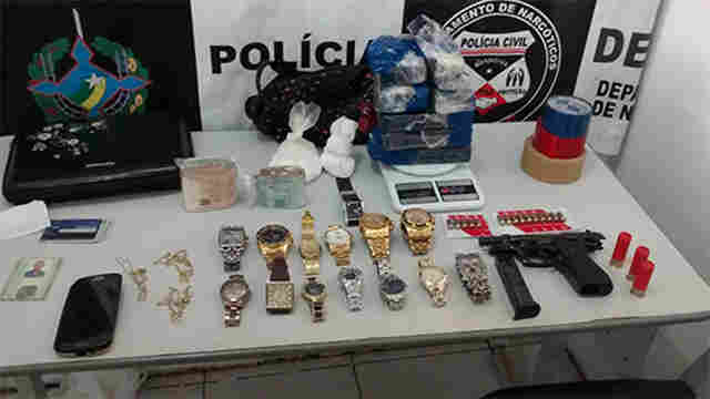 Dupla é presa com três quilos de maconha, armas e importados
