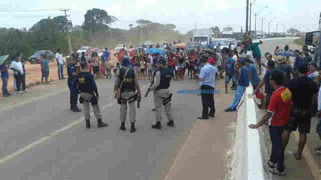 MANIFESTANTES SÃO RETIRADOS A FORÇA DA BR-364; QUATRO SÃO PRESOS EM AÇÃO DA PRF E COE