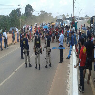 MANIFESTANTES SÃO RETIRADOS A FORÇA DA BR-364; QUATRO SÃO PRESOS EM AÇÃO DA PRF E COE