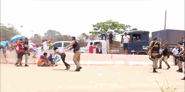 Vídeo mostra ação da PRF e COE na retirada de manifestantes da BR-364
