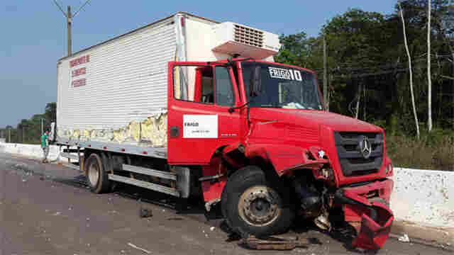 Motorista de carreta bate emcaminhão, foge e deixa a mulher na BR-364