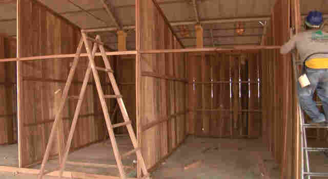 Camelôs ainda aguardam construção de barracas no Shopping Popular