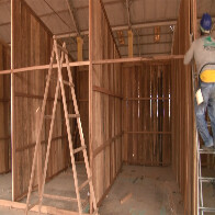 Camelôs ainda aguardam construção de barracas no Shopping Popular