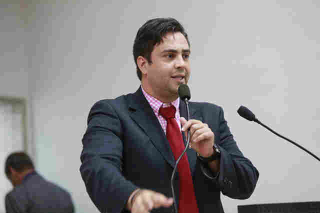 Léo Moraes pede asfalto em &#115;ete bairros de Porto Velho