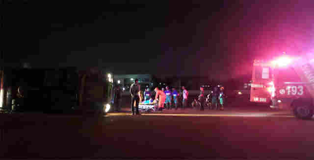 Caminhão coletor de lixo tomba e deixar dois trabalhadores feridos