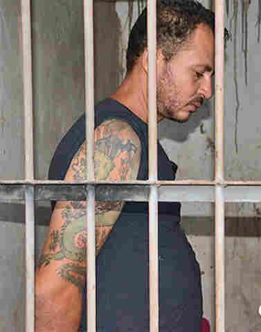 Após tentar pagar combustível com maconha, foragido é preso com carro roubado