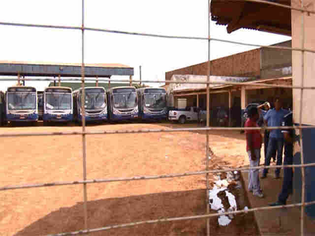 COM APOIO DE EMPRESAS, GREVE NO TRANSPORTE É INICIADA NA CAPITAL; VANS E LOTAÇÕES SÃO LIBERADAS