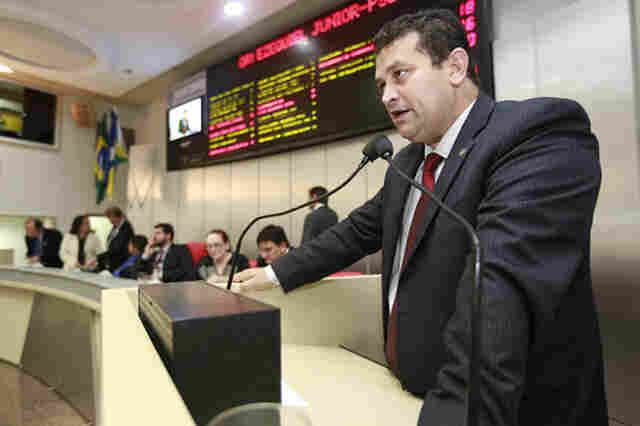 Projeto de lei proíbe cobrança de multa abusiva em bares e restaurantes