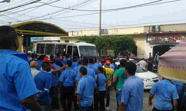 Motoristas e cobradores se dividem em pontos de ônibus na região central