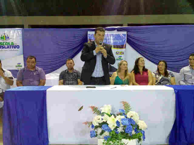 Ezequiel Junior entrega certificado à alunos em Machadinho