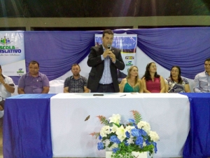 Ezequiel Junior entrega certificado à alunos em Machadinho