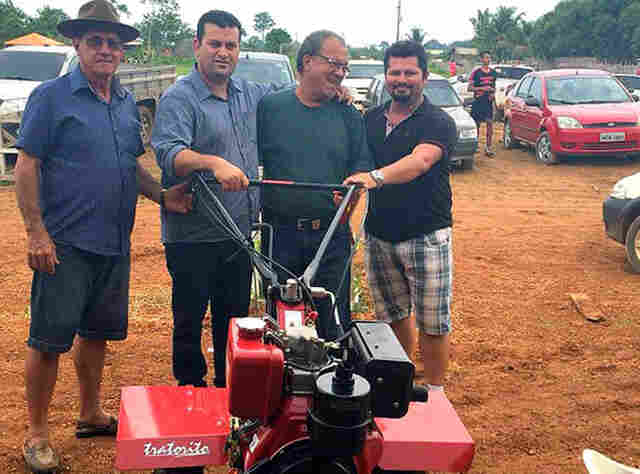 Ezequiel Junior entrega motocultivador em Vista Alegre do Abunã