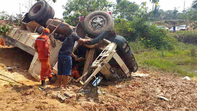 Caçamba tomba em subida e homem fica gravemente ferido