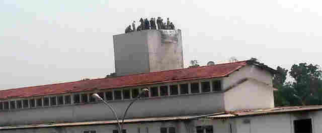 Detentos agora sobem em caixa dágua e desmentem informação da Sejus