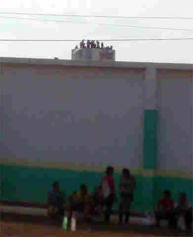 Presos e autoridades negociam fim da rebelião no Urso Branco