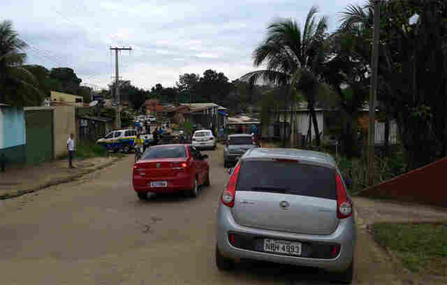 Após promessa de medida paliativa, moradores do Nacional desobstruem vias